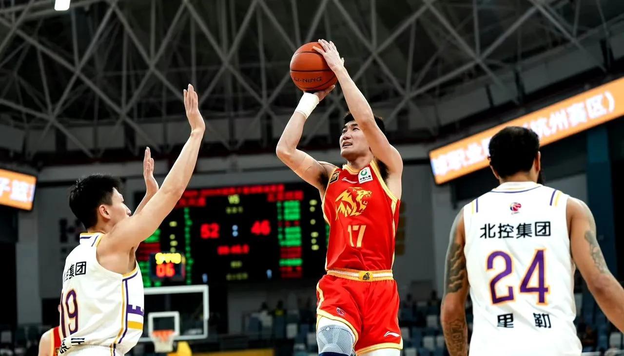 篮球联赛中一支球队取得多场连胜，冲上积分榜