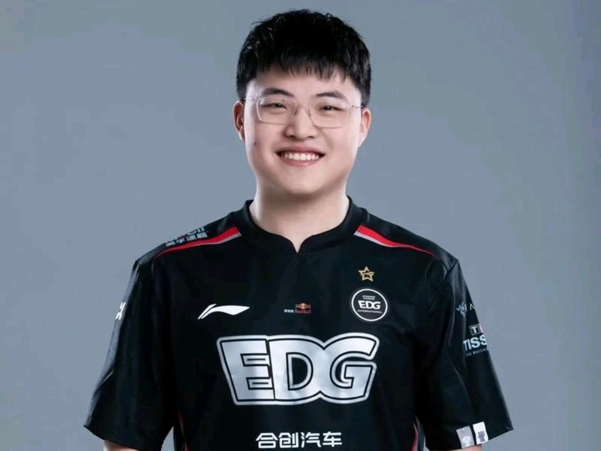 Uzi在阿森纳比赛中战术调整,比赛局势复杂引发热议!